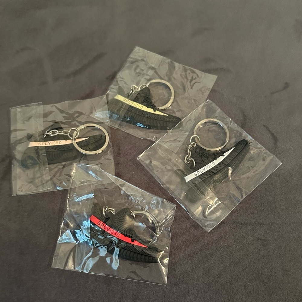 Yeez Sneakers Keychains Collectible - Picture 4 of 4
